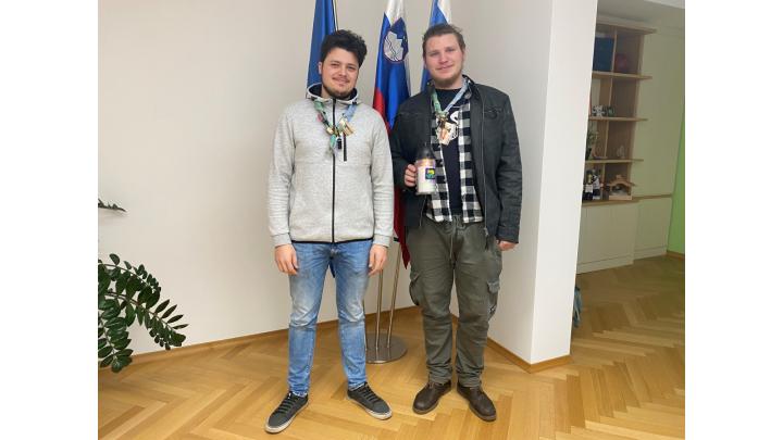 Poljanska skavta sta prinesla Luč miru. Foto: arhiv občine