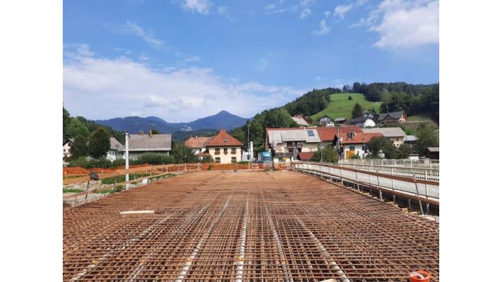 Pospešena gradnja mostne konstrukcije čez reko Soro v Poljanah. (Foto: Anton Debeljak)