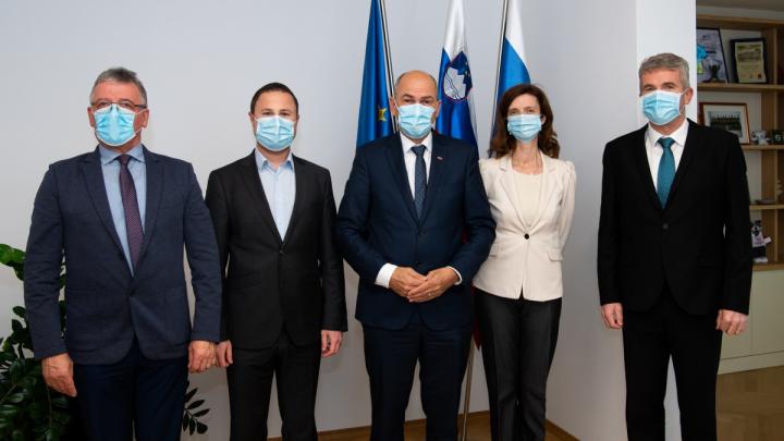 Predsednik vlade gospod Janez Janša na obisku v občini Gorenja vas - Poljane.  (od leve proti desni: Anton Debeljak, podžupan občine Gorenja vas - Poljane, Žan Mahnič, državni sekretar v Kabinetu predsednika Vlade RS, Janez Janša, predsednik Vlade RS, Elizabeta Rakovec, direktorica občinske uprave in Milan Čadež, župan občine Gorenja vas - Poljane). Foto: Vlada RS