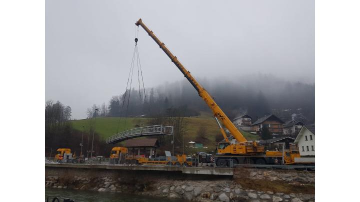 Postavitev jeklene konstrukcije Fortunove brvi. Foto: Milan Čadež