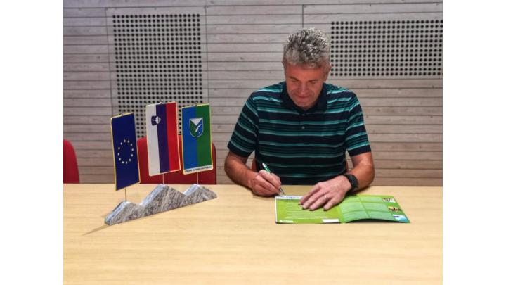 Župan Milan Čadež se je s podpisom zavezal k zeleni politiki za občino Gorenja vas - Poljane.