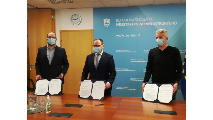 Župan občine Cerkno Gašper Uršič in župan občine Gorenja vas – Poljane Milan Čadež sta danes z ministrom za infrastrukturo Jernejem Vrtovcem podpisala Protokol o gradnji 4. razvojne osi. Foto: Elizabeta Rakovec