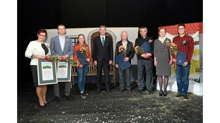 Prejemniki priznanj občine za leto 2019 (z leve proti desni): Martina Jelovčan, POŠ Lučine, Tomaž Jenko, KK Gorenja vas, Marija Možina, STEG Poljanska dolina 1, Milan Čadež, župan, Vinko Verčič, Ciril Istenič, Jerneja Bonča, Rožle Reven
