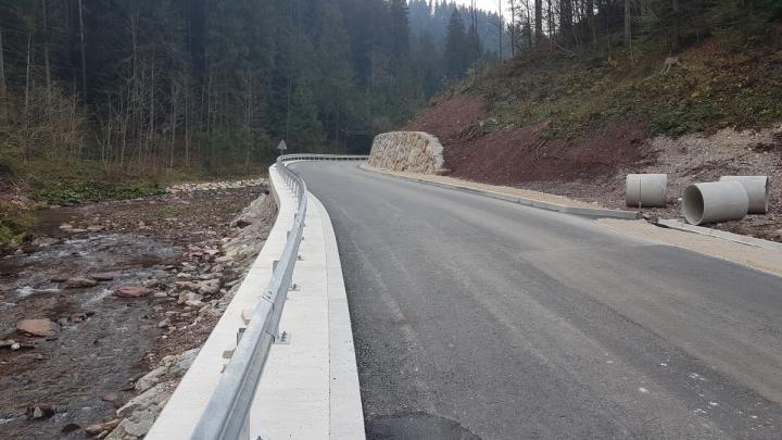 Asfaltiranih je prvih 500 m ceste pri Hobovšah.