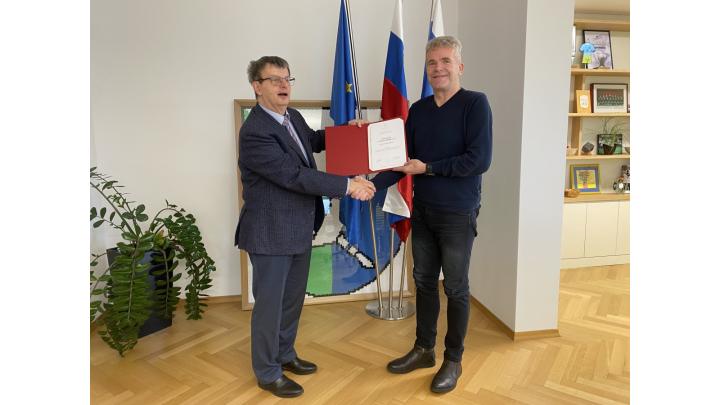Predsednik Slovenske matice dr. Aleš Gabrič je županu Občine Gorenja vas – Poljane Milanu Čadežu izročil donacijo za občinsko knjižnico v Poljanah. Foto: arhiv občine