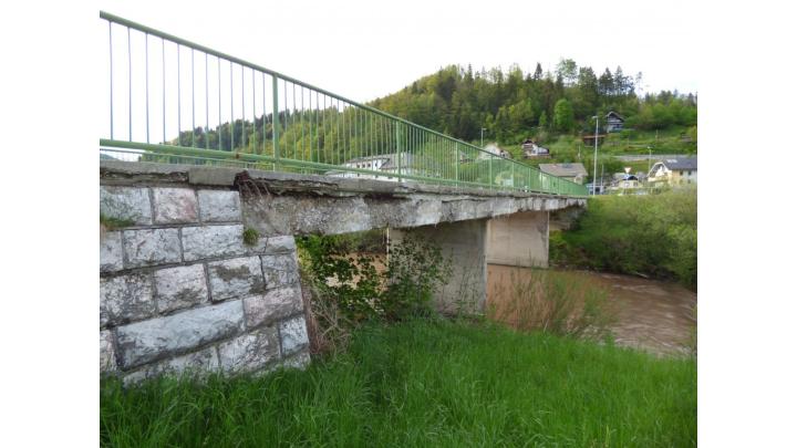 Dotrajani most čez Poljansko Soro bodo nadomestili z novim. FOTO: Jure Ferlan