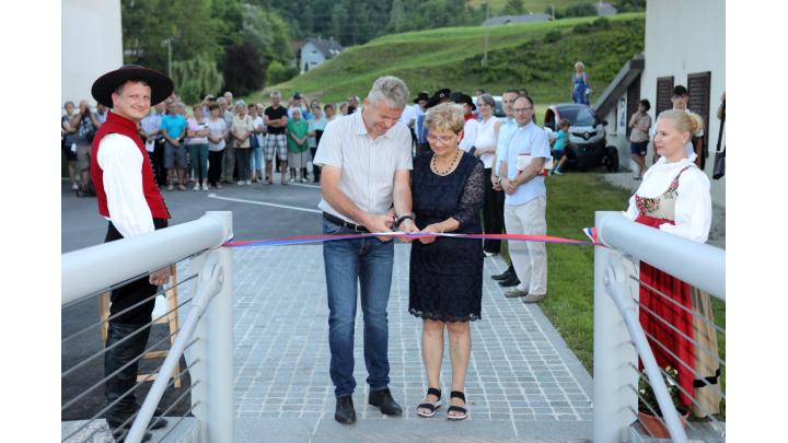 Trak sta prerezala predsednica Krajevne skupnosti Gorenja vas Mirjana Možina in župan Občine Gorenja vas - Poljane Milan Čadež. Foto: Vito Debelak