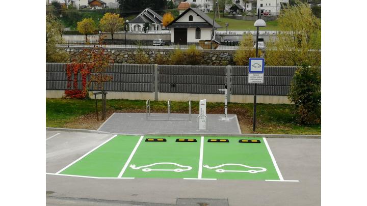 Na parkirišču pod Sokolskim domom v Gorenji vasi je bila danes nameščena polnilna postaja za električna vozila. Foto: Bernard Strel