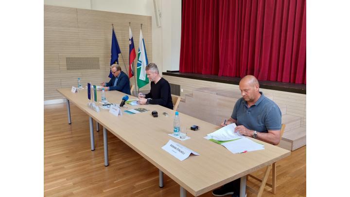 Pogodbo so podpisali Igor Božič, direktor podjetja Zidgrad, d.d., Milan Čadež, župan in Roman Štrukelj, prokurist podjetja Lavaco, d.o.o.. Foto: Bernard Strel