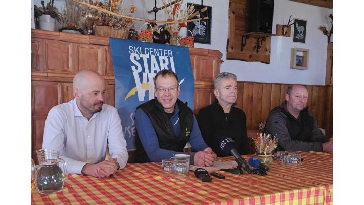 Govorci na tiskovni konferenci (od leve proti desni) Tine Radinja, župan Občine Škofja Loka, Miha Mrak, direktor STC Stari Vrh, Milan Čadež, župan Občine Gorenja vas - Poljane in Gregor Štefe, vodja zasneževanja. Foto: arhiv STC Stari Vrh