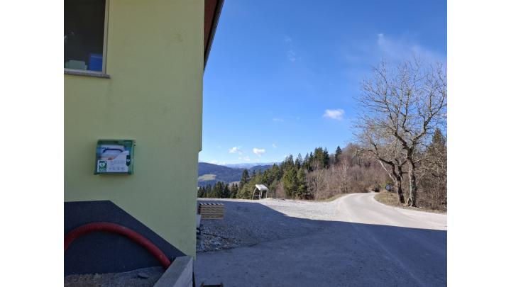 AED je nameščen na stanovanjski stavbi na naslovu Zadobje 11