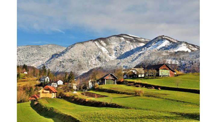 Srednje Brdo kozolci in sneg. Foto: Uroš Gantar