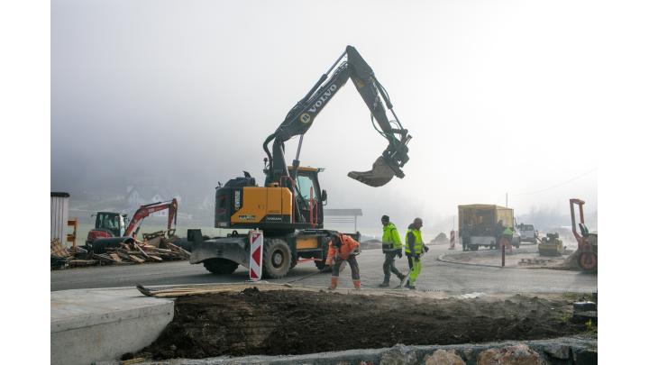 Direkcija za infrastrukturo obnavlja cesto Gorenja vas–Todraž. Foto: Matic Zorman