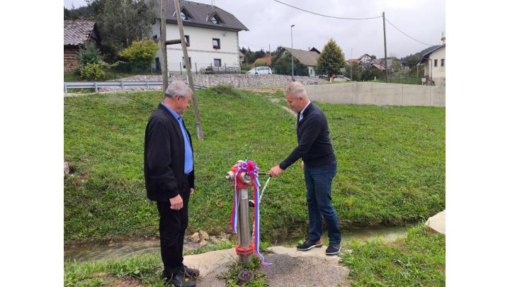 V Lučinah sta župan Milan Čadež in predsednik Krajevne skupnosti Lučine Stanislav Bizovičar slovesno predala namenu novi vodovod. Foto: arhiv občine