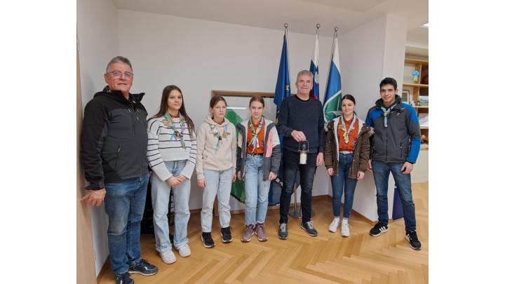 Poljanski skavti z županom Milanom Čadežem in podžupanom Antonom Debeljakom