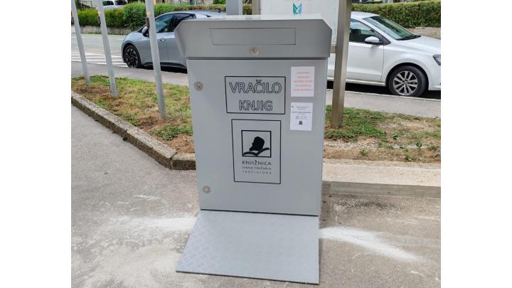 Zabojnik za vračanje gradiva. Foto: arhiv knjižnice