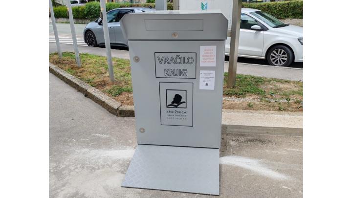 Zabojnik za vračanje gradiva. Foto: arhiv knjižnice