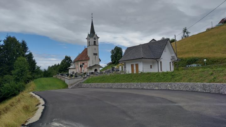 Na novo urejeno parkirišče pri pokopališču v Stari Oselici. Foto: Jure Ferlan