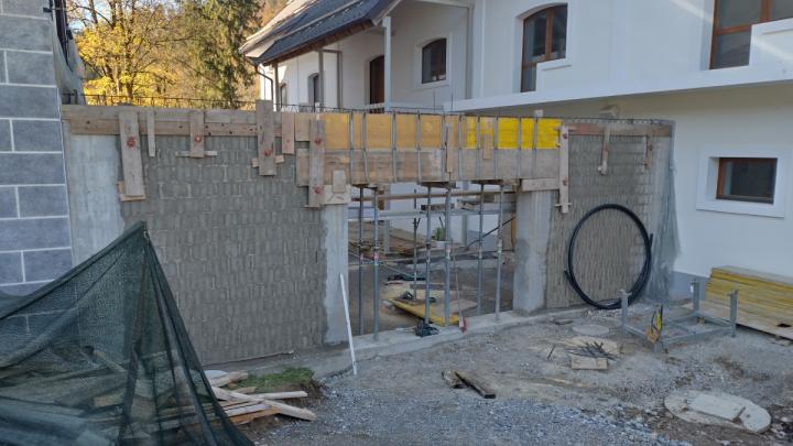 Po zaključku del v notranjosti objekta zdaj poteka še obnova dvorišča. FOTO: JURE FERLAN