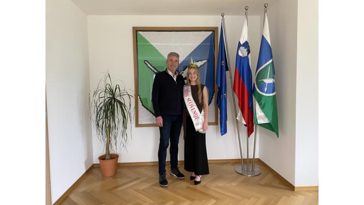 Župan Milan Čadež in Elin Kos, Miss Slovenije 2026. Foto: arhiv občine