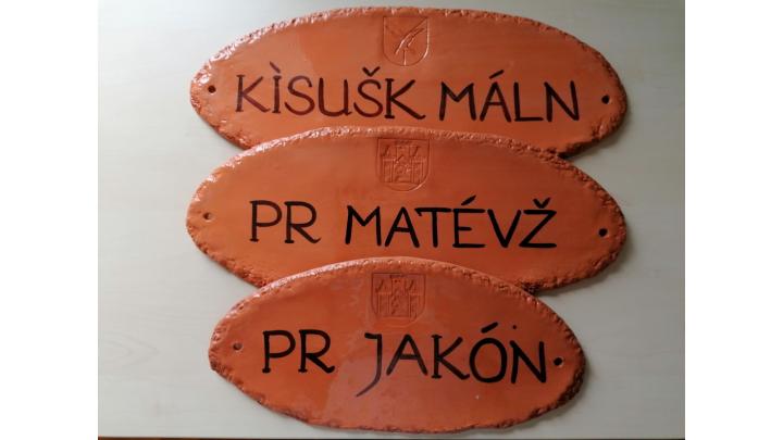 Označevalne glinene tablice z napisi hišnih. Foto: RAS Škofja Loka