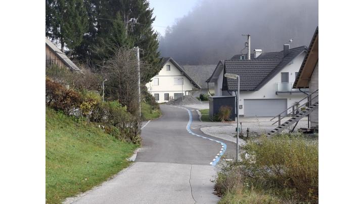 Ob lokalni cesti Podgora–Trebija so na delu pešpoti skozi vas uredili tudi talne označbe za pločnik za pešce. 