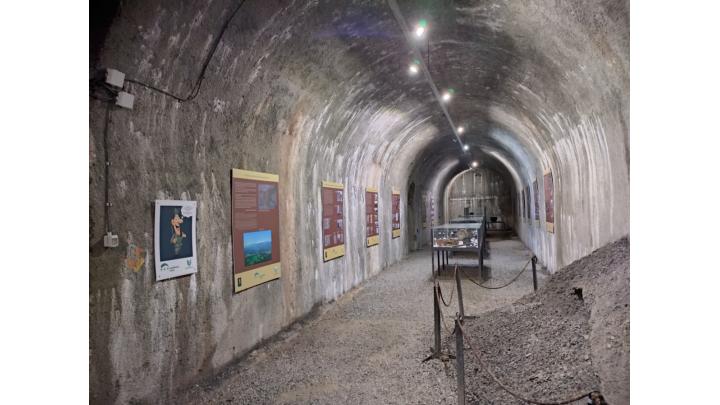 Ogled podzemne utrdbe Goli vrh je lahko v poletni vročini prijetna osvežitev. Foto Jure Ferlan