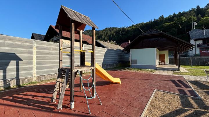 Položene gumirane podloge na igrišču na Trebiji. Foto: arhiv občine
