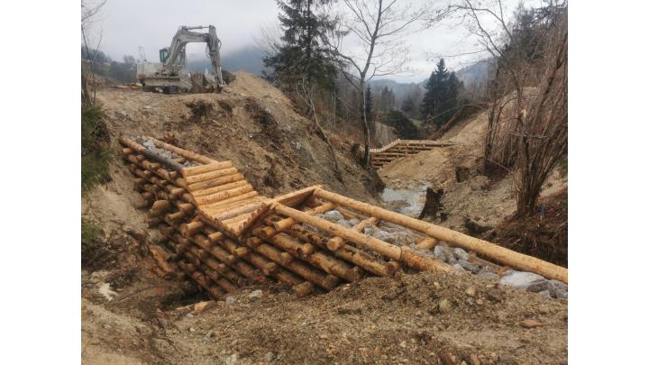 Gradnja pregrad pod mostom na Lazah FOTO: LIDIJA RAZLOŽNIK ČEFERIN