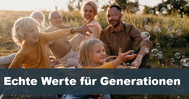 Lächelnde Großfamilie