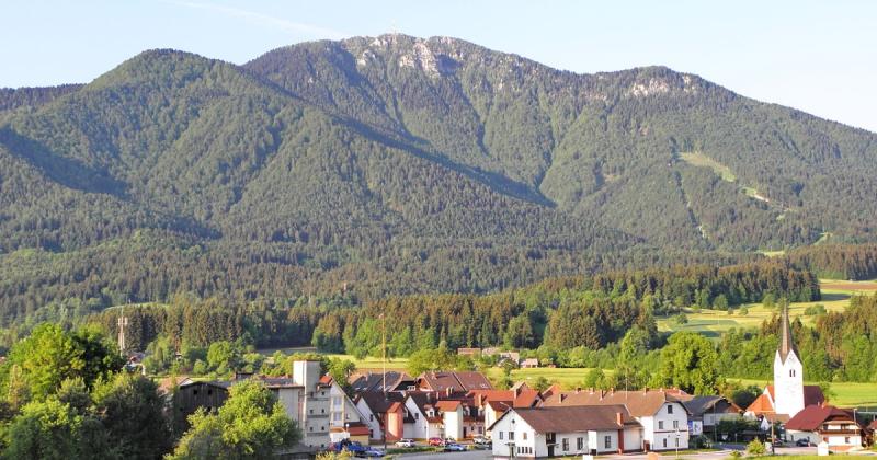 Pogled na Uršljo goro iz Kotelj: Ursska, CC BY-SA 3.0 <https://creativecommons.org/licenses/by-sa/3.0>, via Wikimedia Commons