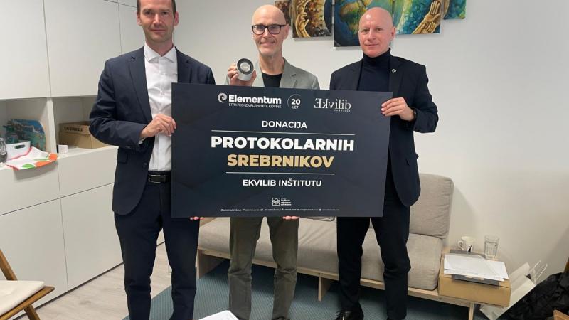 Elementum z donacijo protokolarnih srebrnikov podprl Ekvilib inštitut