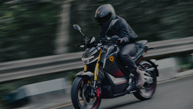 Brezplačna čelada ob nakupu e-motornega kolesa do konca avgusta!