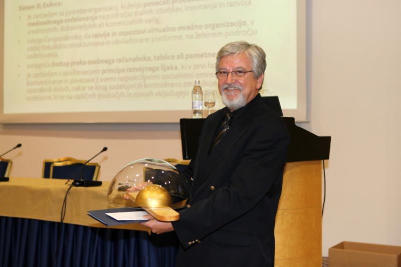 Dr. Brane Semolič z nagrado Steklarne Hrastnik