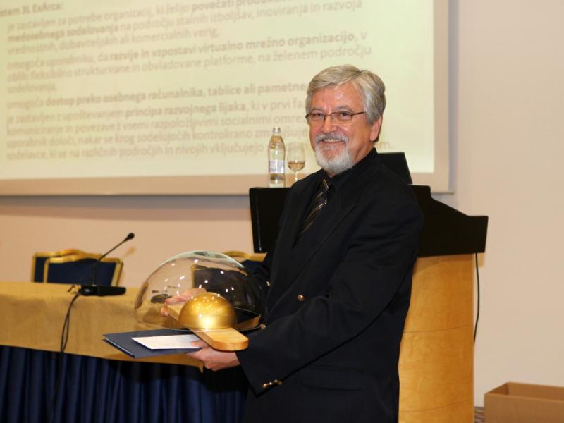 Dr. Brane Semolič z nagrado Steklarne Hrastnik