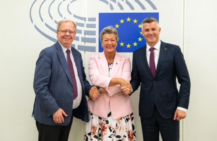 Od leve proti desni: stalni predstavnik Švedske pri EU Lars Danielsson, evropska komisarka za notranje zadeve Ylva Johansson in evropski poslanec (S&D/SD) Matjaž Nemec. Vir: @Pisarna evropskega poslanca Matjaža Nemca 2023