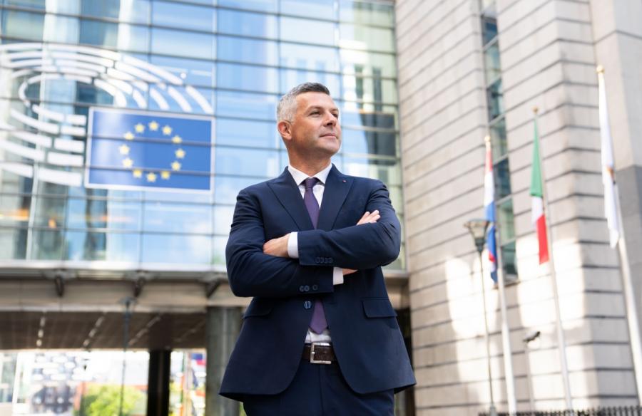 Povolilna situacija  v Srbiji: EP zahteva oceno in obravnavo sistemskih vprašanj vladavine prava v Srbiji