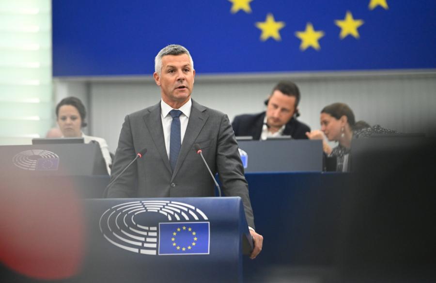 Namesto k Washingtonu bi se morala Slovenija ozreti proti Vatikanu