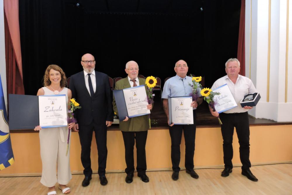 To so letošnji nagrajenci občine Bistrica ob Sotli z županom Franjom Debelakom. (Foto: Radio Štajerski val)