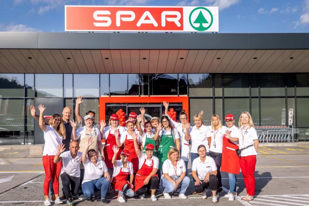 Ekipa zaposlenih prenovljenega sodobnega hipermarketa SPAR v Rogaški Slatini, ki je danes ponovno odprl svoja vrata.