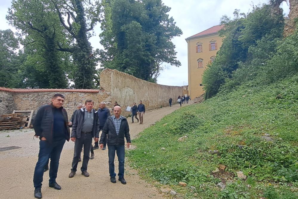 Občinski svetniki z županom Petrom Misjo ob terenskem ogledu obnove gradu Podčetrtek. (Foto: Radio Štajerski val)