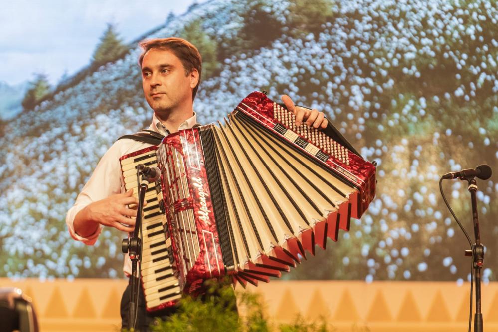 Andreja Topliška je največkrat videti s harmoniko v roki, a obvlada še številne ostale inštrumente. (Foto: FB Andrej Toplišek)