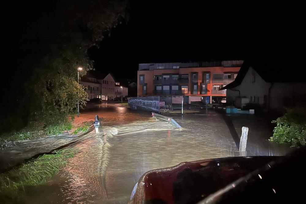 Več cest v središču Šmarja pri jelšah je poplavila voda. (Foto: PGD Šmarje)