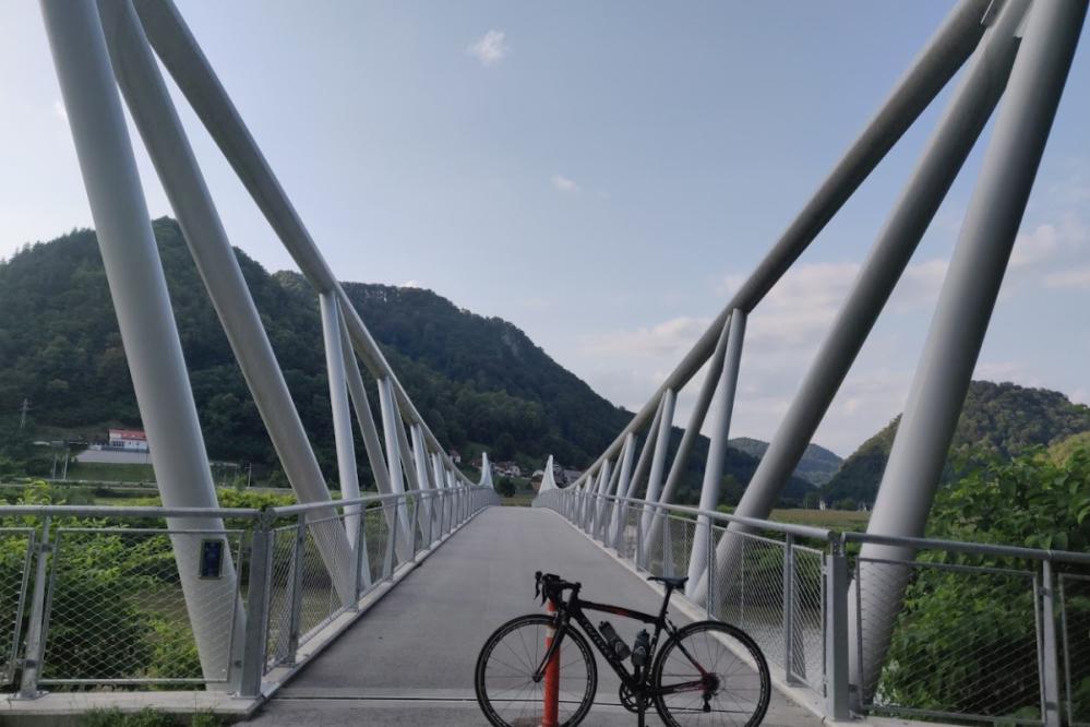 Most za kolesarje in pešce v Tremerjah je del kolesarske povezave Celje-Laško, ki je že urejen. 